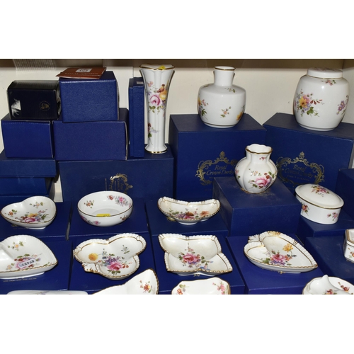 414 - A QUANTITY OF BOXED AND LOOSE ROYAL CROWN DERBY 'DERBY POSIES' GIFTWARE AND TABLEWARE, including a g... 