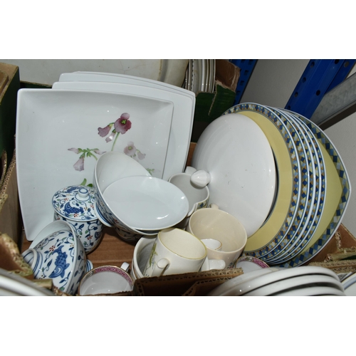 423 - FIVE BOXES AND LOOSE DINNERWARE AND ORNAMENTS, to include Royal Doulton 'Simplicity' pattern dinnerw... 