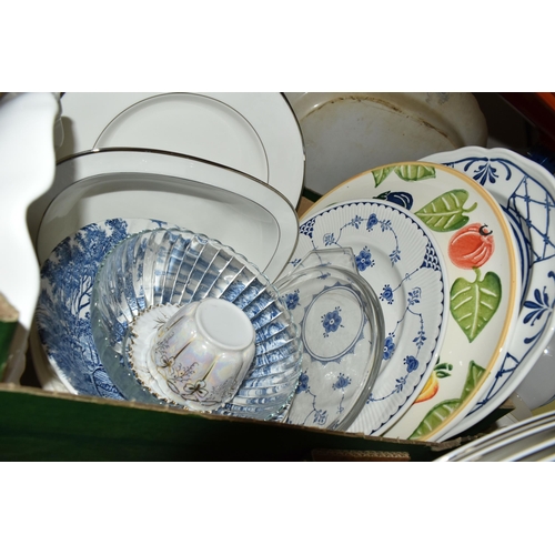 423 - FIVE BOXES AND LOOSE DINNERWARE AND ORNAMENTS, to include Royal Doulton 'Simplicity' pattern dinnerw... 