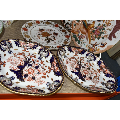 442 - A GROUP OF ROYAL CROWN DERBY DINNER WARE, comprising four dinner plates: Imari 2451, Asian Rose 8687... 