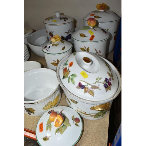 473 - A QUANTITY OF TABLEWARES ETC, to include Royal Worcester Evesham and Evesham Vale storage jars and c... 