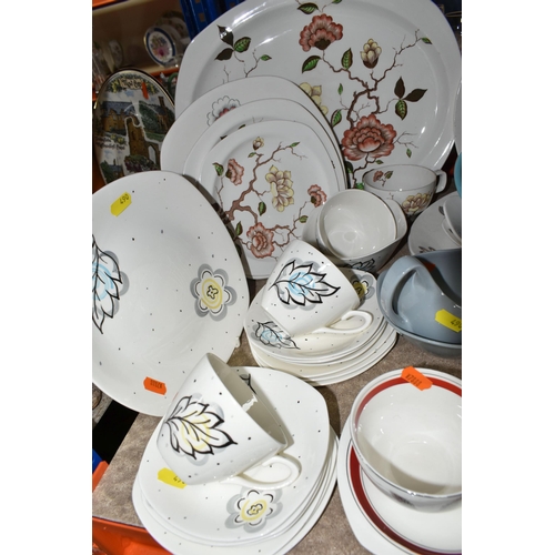 490 - A LARGE QUANTITY OF MID TO LATE 20TH CENTURY MIDWINTER TEA, COFFEE AND DINNER WARES IN ASSORTED PATT... 