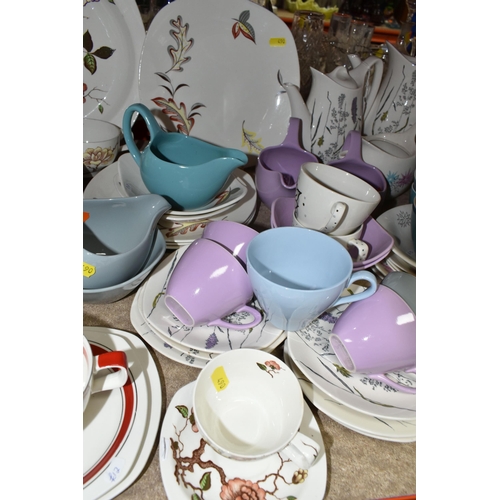 490 - A LARGE QUANTITY OF MID TO LATE 20TH CENTURY MIDWINTER TEA, COFFEE AND DINNER WARES IN ASSORTED PATT... 