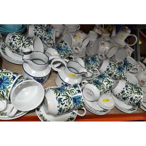 490 - A LARGE QUANTITY OF MID TO LATE 20TH CENTURY MIDWINTER TEA, COFFEE AND DINNER WARES IN ASSORTED PATT... 