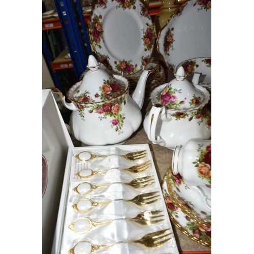 499 - A QUANTITY OF ROYAL ALBERT 'OLD COUNTRY ROSES' TEA, DINNER AND ORNAMENTAL WARES, comprising a two ti... 