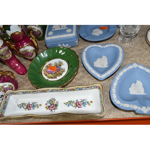 511 - A GROUP OF CERAMICS AND GLASS WARE, to include a collection of Limoges plates, vases and other giftw... 