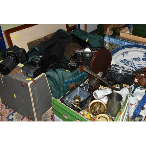 516 - A BOX, A BAG AND LOOSE CERAMICS, METALWARE, CAMERAS AND SUNDRY ITEMS, to include a bronze Chinese ve... 