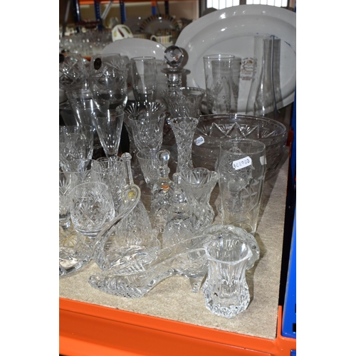 518 - A QUANTITY OF CUT CRYSTAL AND OTHER GLASS WARE, to include assorted drinking glasses, vases, bowls a... 