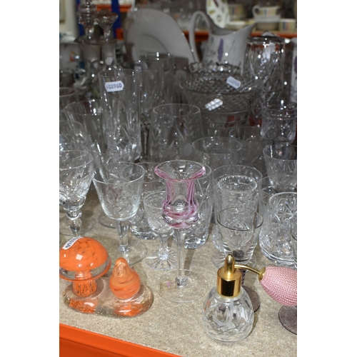 518 - A QUANTITY OF CUT CRYSTAL AND OTHER GLASS WARE, to include assorted drinking glasses, vases, bowls a... 