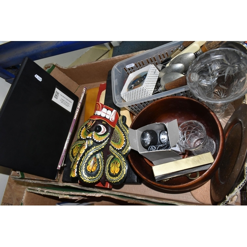 524 - A BOX AND LOOSE ASSORTED SUNDRY ITEMS ETC to include a Comitti Banjo form barometer, approximate hei... 