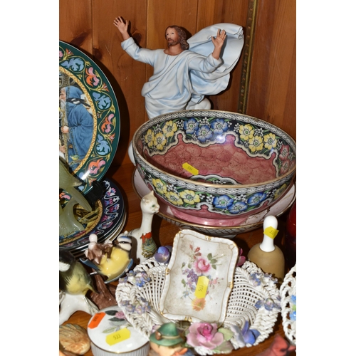 533 - A SELECTION OF DECORATIVE CERAMIC ITEMS, to include a Royal Worcester dish raised upon a circular fo... 