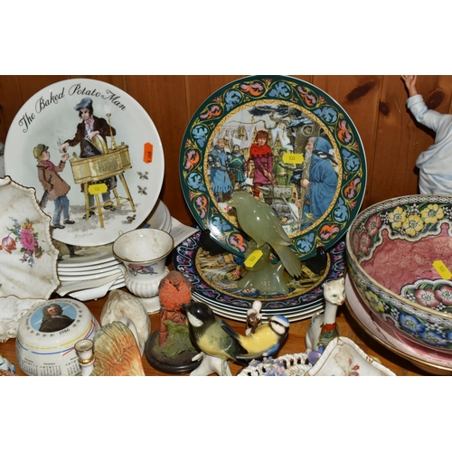 533 - A SELECTION OF DECORATIVE CERAMIC ITEMS, to include a Royal Worcester dish raised upon a circular fo... 