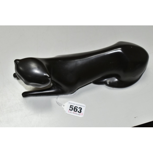 563 - AN UNMARKED BLACK GLAZED RECUMBANT CAT IN THE STYLE OF CMIELOW, length 23.5cm (Condition Report: in ... 