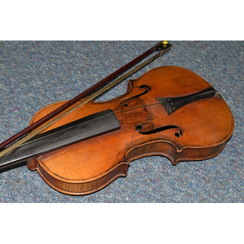 565 - AN EARLY 20TH CENTURY VIOLIN WITH TWO PIECE BACK AND AN UNMARKED BOW, the violin bearing facsimile p... 