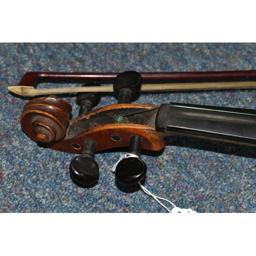 565 - AN EARLY 20TH CENTURY VIOLIN WITH TWO PIECE BACK AND AN UNMARKED BOW, the violin bearing facsimile p... 