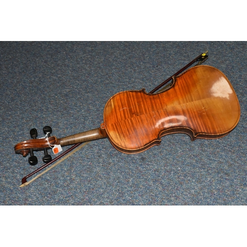 565 - AN EARLY 20TH CENTURY VIOLIN WITH TWO PIECE BACK AND AN UNMARKED BOW, the violin bearing facsimile p... 