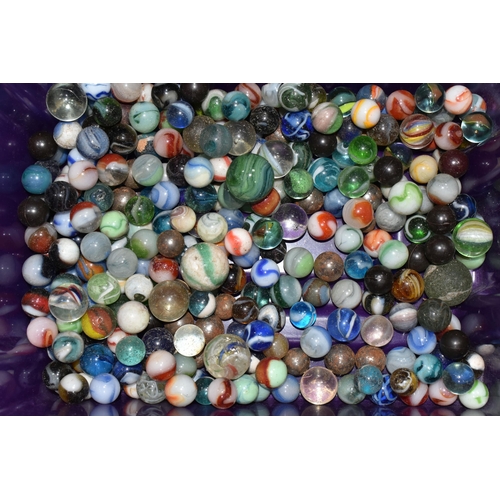 585 - A QUANTITY OF ASSORTED MARBLES, mixture of various types, sizes and designs, clear and milky glass, ... 