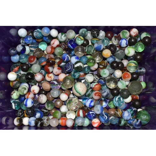 585 - A QUANTITY OF ASSORTED MARBLES, mixture of various types, sizes and designs, clear and milky glass, ... 