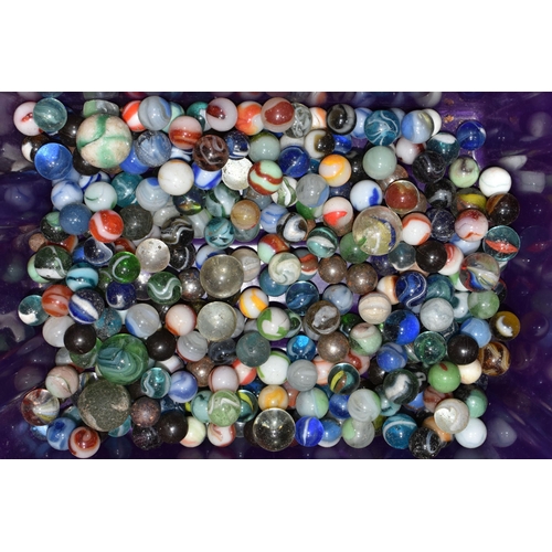 585 - A QUANTITY OF ASSORTED MARBLES, mixture of various types, sizes and designs, clear and milky glass, ... 