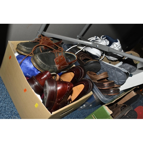 609 - FOUR BOXES AND LOOSE GENTLEMEN'S SHOES, SANDALS, HATS AND BELTS, over thirty pairs of footwear to in... 