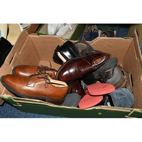 609 - FOUR BOXES AND LOOSE GENTLEMEN'S SHOES, SANDALS, HATS AND BELTS, over thirty pairs of footwear to in... 