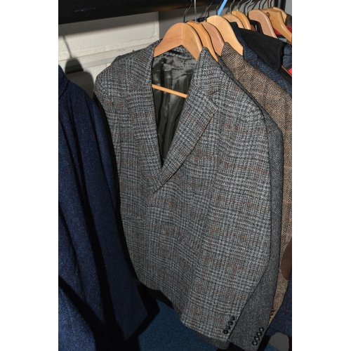 610 - SEVENTEEN ITEMS OF GENTLEMEN'S CLOTHING AND A HAT, comprising two navy blue Jaeger 100% wool over co... 