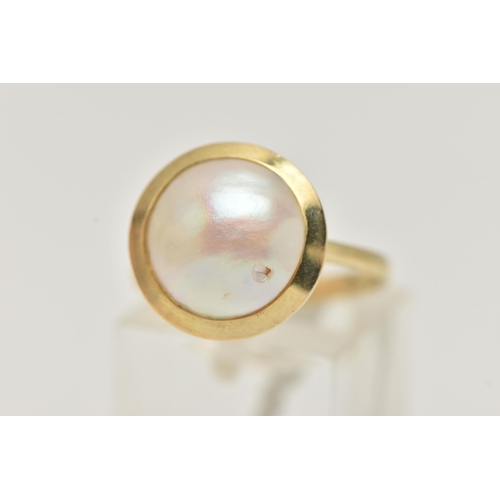 14 - A 9CT GOLD MABE PEARL RING, the pearl in a collet setting, to the plain band, 9ct import mark for Bi... 