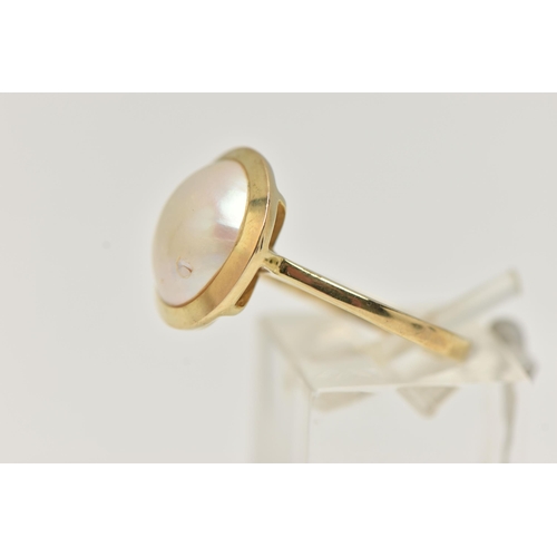 14 - A 9CT GOLD MABE PEARL RING, the pearl in a collet setting, to the plain band, 9ct import mark for Bi... 