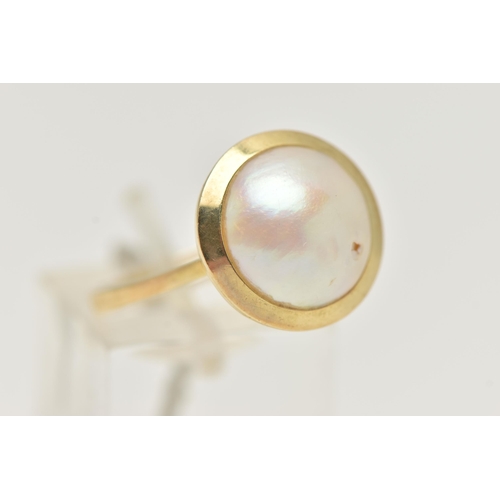 14 - A 9CT GOLD MABE PEARL RING, the pearl in a collet setting, to the plain band, 9ct import mark for Bi... 