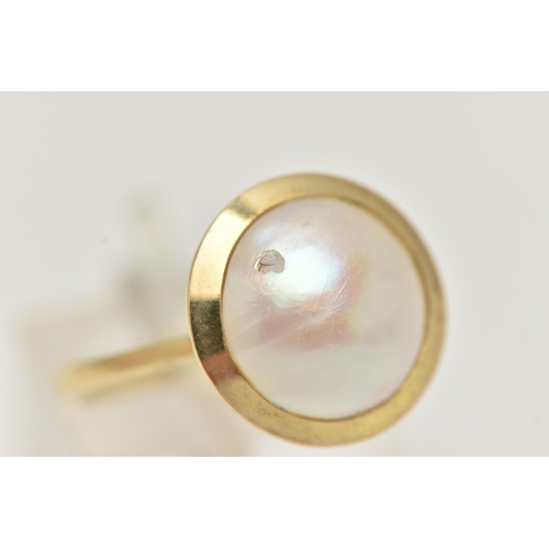 14 - A 9CT GOLD MABE PEARL RING, the pearl in a collet setting, to the plain band, 9ct import mark for Bi... 