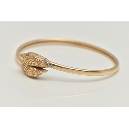 4 - AN EAGLE HEAD CROSSOVER BANGLE, the bangle of crossover slightly sprung design with an eagle head to... 