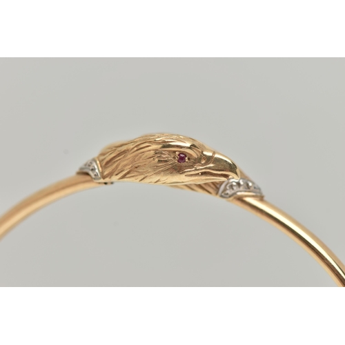 4 - AN EAGLE HEAD CROSSOVER BANGLE, the bangle of crossover slightly sprung design with an eagle head to... 