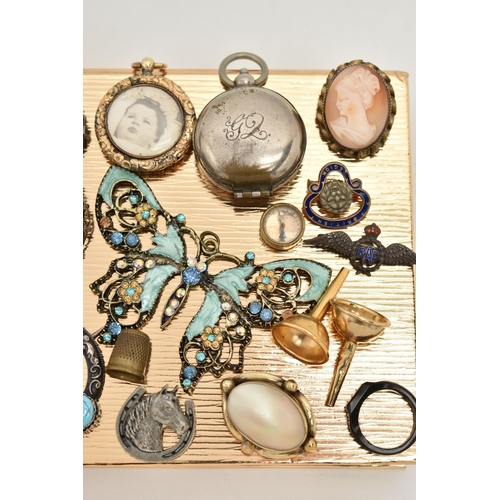 120 - AN ASSORTMENT OF JEWELLERY, to include a penannular brooch, a rolled gold photo pendant, a banded ag... 