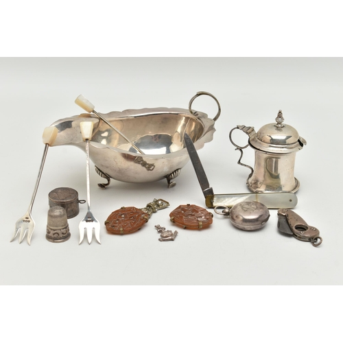 129 - A SELECTION OF SILVER ITEMS, to include a gravy boat, with wavy rim, raised on three cabriole legs w... 