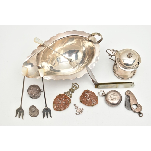 129 - A SELECTION OF SILVER ITEMS, to include a gravy boat, with wavy rim, raised on three cabriole legs w... 