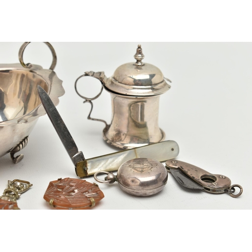 129 - A SELECTION OF SILVER ITEMS, to include a gravy boat, with wavy rim, raised on three cabriole legs w... 