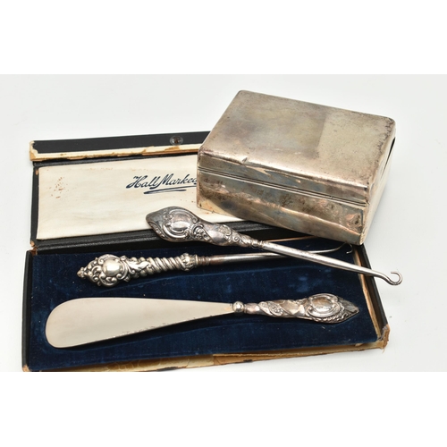 137 - A SMALL ASSORTMENT OF SILVER WARE, to include a rectangular form silver box with plain polished fini... 