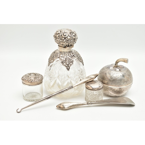 138 - AN ASSORTMENT OF SILVER AND WHITE METAL ITEMS, to include a silver handled shoe horn and button hook... 