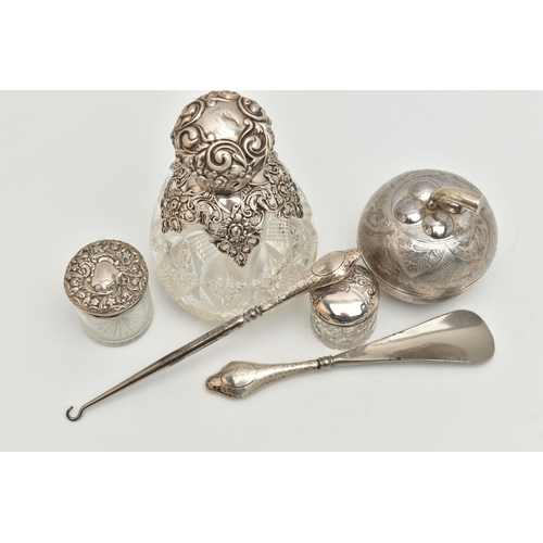 138 - AN ASSORTMENT OF SILVER AND WHITE METAL ITEMS, to include a silver handled shoe horn and button hook... 