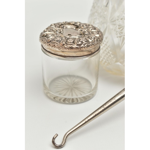 138 - AN ASSORTMENT OF SILVER AND WHITE METAL ITEMS, to include a silver handled shoe horn and button hook... 