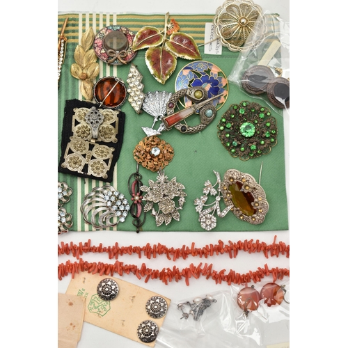 140 - AN ASSORTMENT OF COSTUME JEWELLERY, to include a coral necklace and bracelet, two pairs of 'Napier' ... 