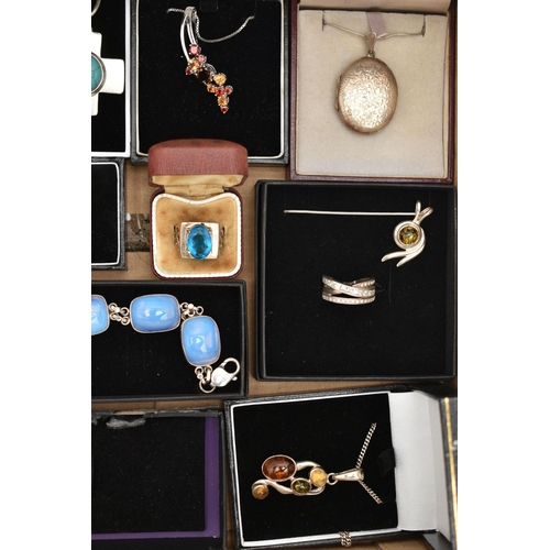 144 - AN ASSORTMENT OF SILVER AND WHITE METAL JEWELLERY, to include a silver oval locket with etched flora... 