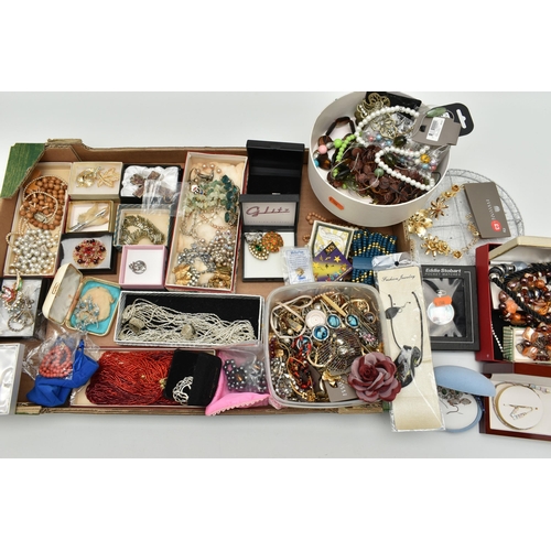 150 - A BOX OF ASSORTED COSTUME JEWELLERY, to include two semi-precious gemstone chip bracelets, a blue pa... 