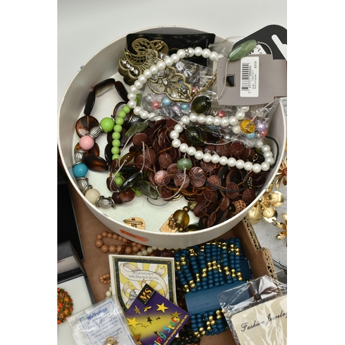 150 - A BOX OF ASSORTED COSTUME JEWELLERY, to include two semi-precious gemstone chip bracelets, a blue pa... 