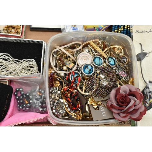 150 - A BOX OF ASSORTED COSTUME JEWELLERY, to include two semi-precious gemstone chip bracelets, a blue pa... 