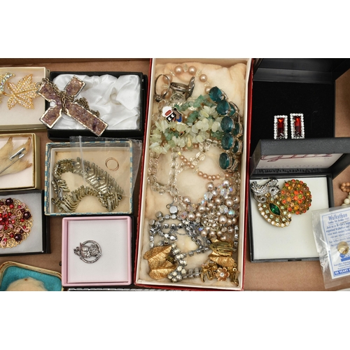 150 - A BOX OF ASSORTED COSTUME JEWELLERY, to include two semi-precious gemstone chip bracelets, a blue pa... 