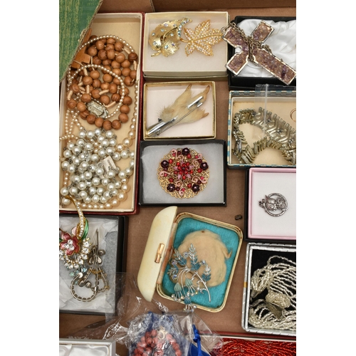 150 - A BOX OF ASSORTED COSTUME JEWELLERY, to include two semi-precious gemstone chip bracelets, a blue pa... 