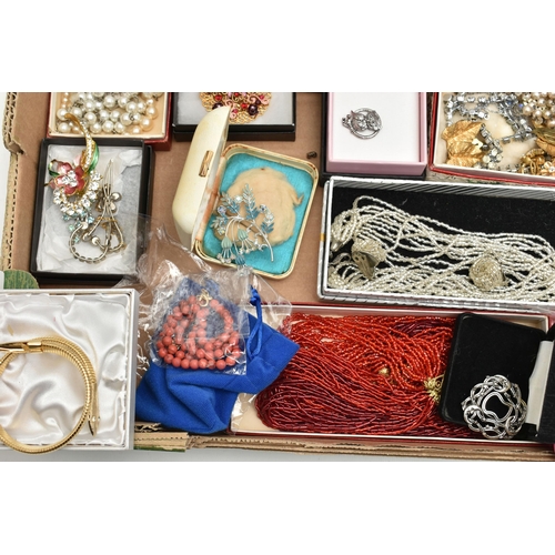 150 - A BOX OF ASSORTED COSTUME JEWELLERY, to include two semi-precious gemstone chip bracelets, a blue pa... 