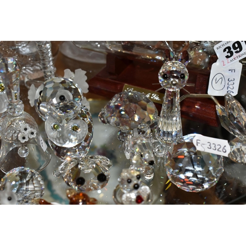 391 - A COLLECTION OF SWAROVSKI CRYSTAL AND OTHER DECORATIVE GLASS WARE, Swarovski figures to include owls... 