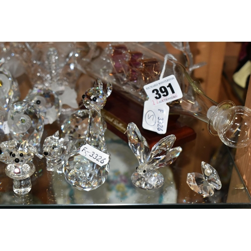 391 - A COLLECTION OF SWAROVSKI CRYSTAL AND OTHER DECORATIVE GLASS WARE, Swarovski figures to include owls... 